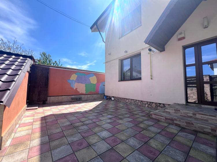 Casă cu 8 camere cu Teren 400 Mp în Central