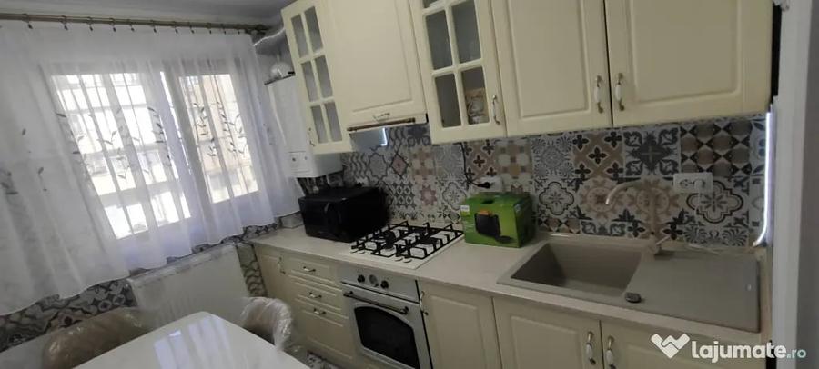 Apartament cu 3 camere semidecomandat în Ultracentral