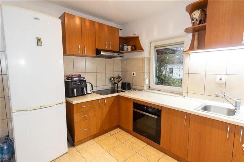 Duplex cu 8 camere cu Canalizare în Central