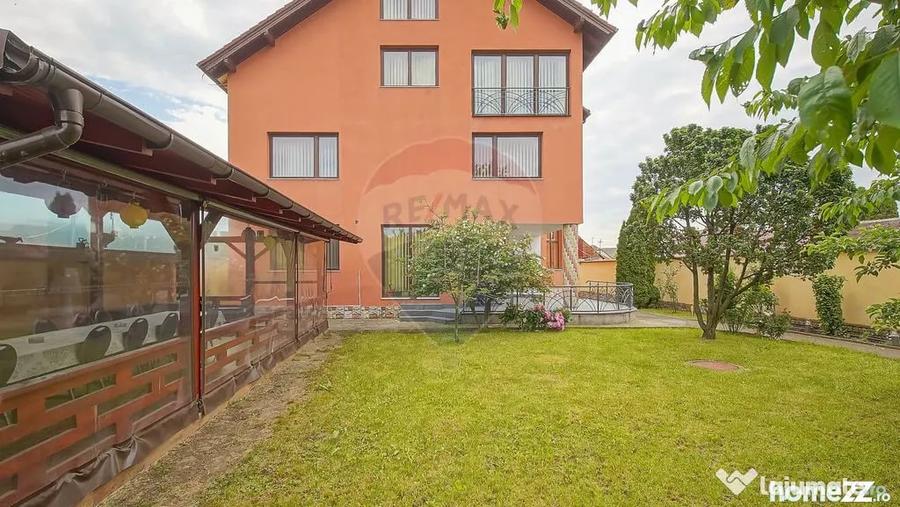 Casă cu 10 camere cu Teren 1300 Mp în Hălchiu