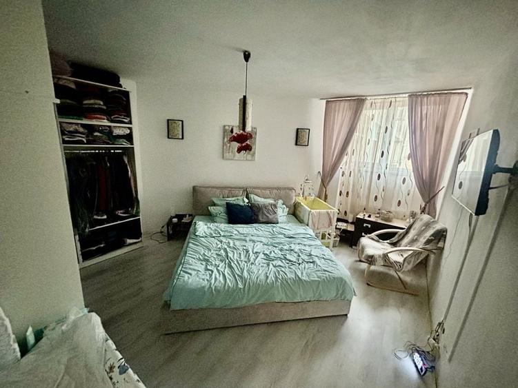 Apartament cu 3 camere semidecomandat în Florești