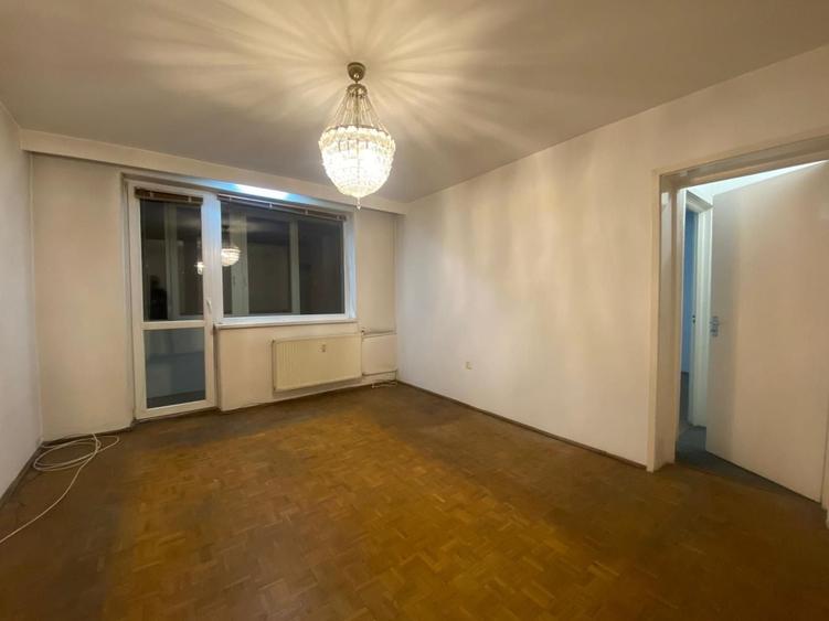 Apartament cu 3 camere semidecomandat în Grigorescu