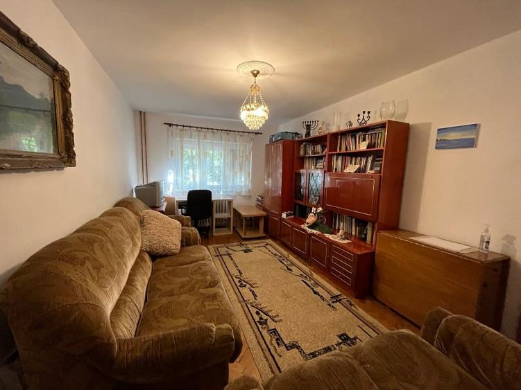 Apartament cu 3 camere decomandat, mobilat în Lipovei