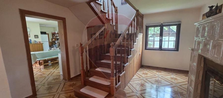 Casă individuală cu 7 camere cu Teren 917 Mp în Tătărani