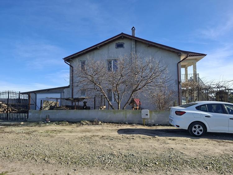 Casă individuală cu 6 camere cu Canalizare în Castelu