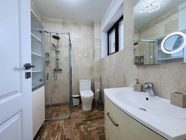Apartament cu 3 camere semidecomandat în Banu Manta