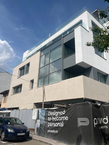 Penthouse cu 4 camere semidecomandat în Timpuri Noi