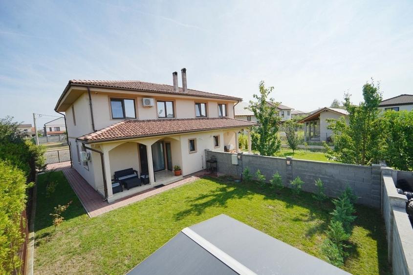 Casă individuală cu 4 camere cu Canalizare în Dumbrăvița