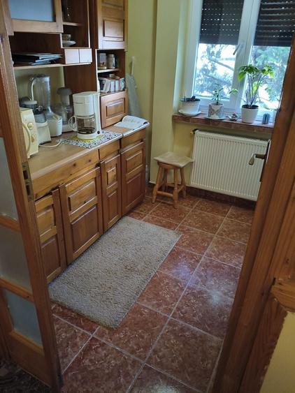 Apartament cu 3 camere semidecomandat, mobilat în Central
