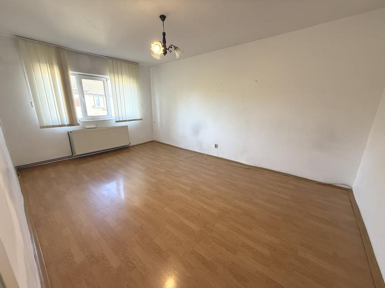 Apartament cu 3 camere decomandat în Soarelui