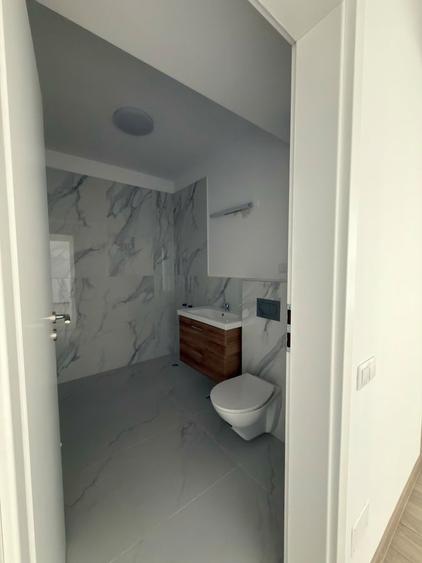 Apartament cu 5 camere semidecomandat în Central