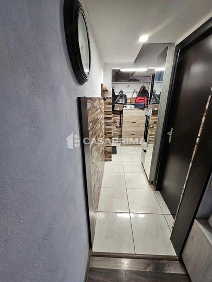 Apartament cu 3 camere semidecomandat în Podu Roș