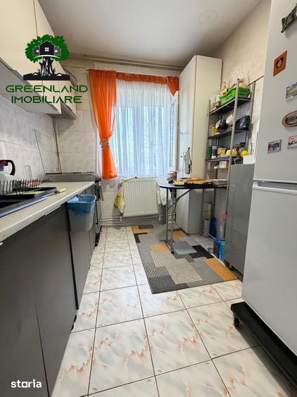 Apartament cu 3 camere în Podu Roș