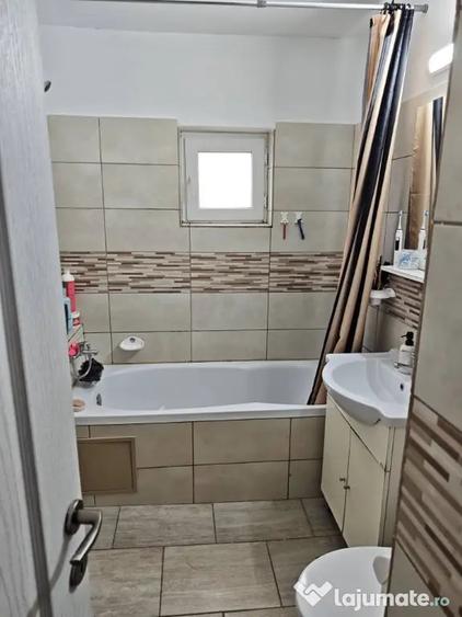 Apartament cu 3 camere decomandat în Păcii