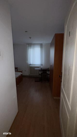 Casă cu 6 camere decomandat cu Teren 196 Mp în Sărărie