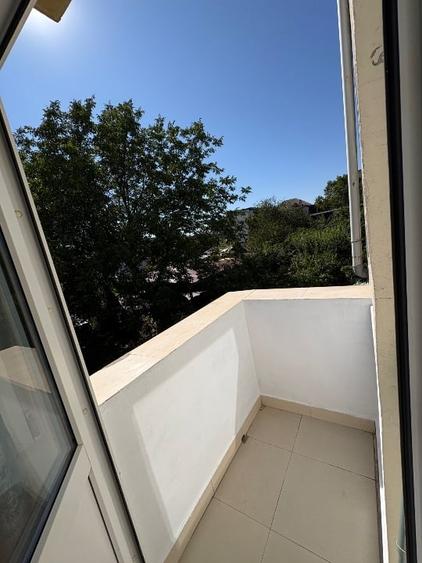 Apartament cu 3 camere semidecomandat, mobilat în Lipovei