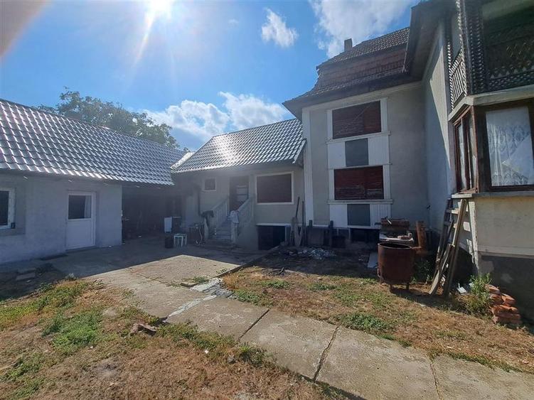 Casă individuală cu 8 camere cu Teren 8300 Mp în Sânlazăr