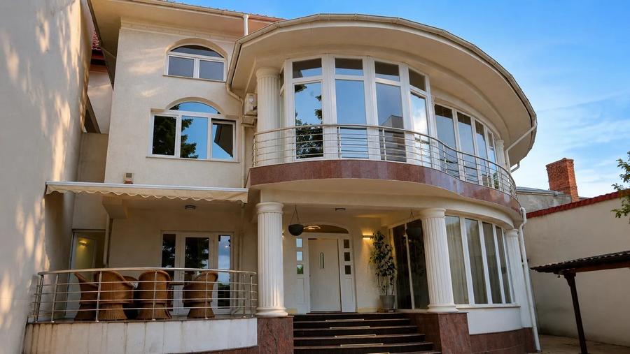 Casă individuală cu 7 camere decomandat cu Canalizare în Calea Călărașilor