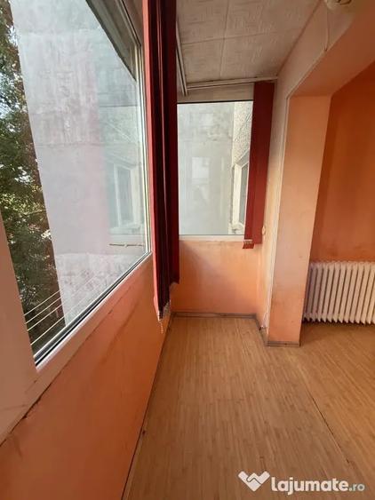 Apartament cu 3 camere semidecomandat în P-ța Doina
