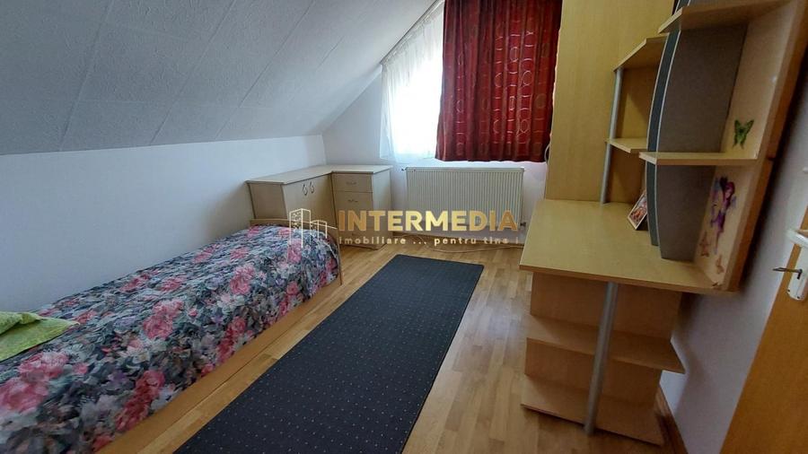 Apartament cu 3 camere decomandat, mobilat în Cetate