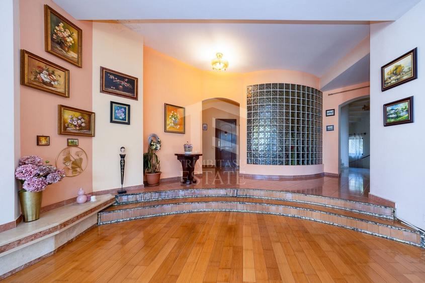 Casă individuală cu 8 camere cu Canalizare în Central