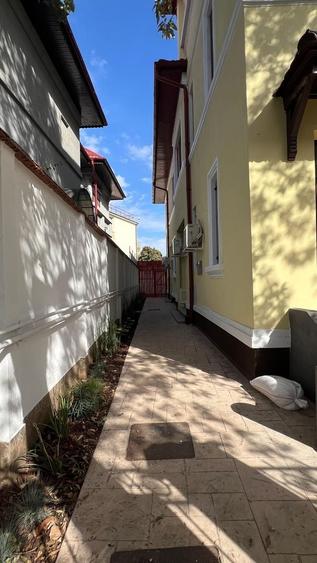 Casă individuală cu 10 camere cu Canalizare în Cotroceni