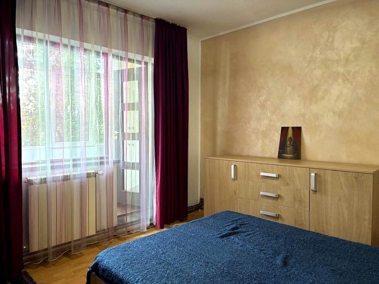 Apartament cu 3 camere semidecomandat, mobilat în Podu Roș