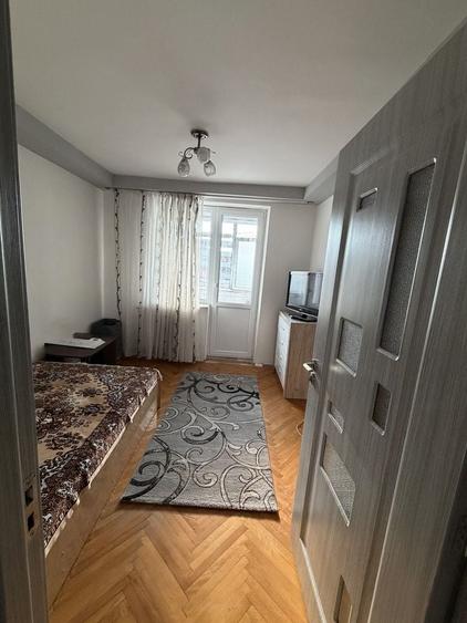 Apartament cu 3 camere semidecomandat în Exterior Vest