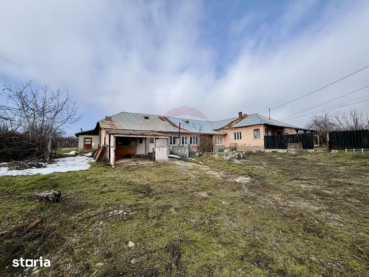 Casă cu 4 camere cu Teren 7727 Mp în Cârligele