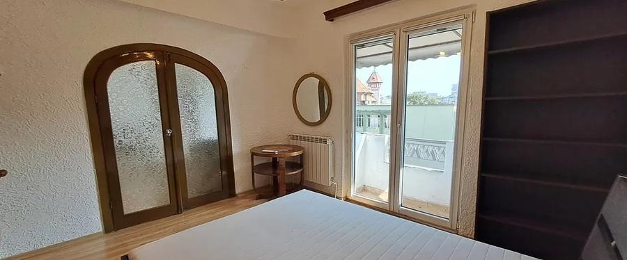 Apartament cu 3 camere semidecomandat, mobilat în Dacia
