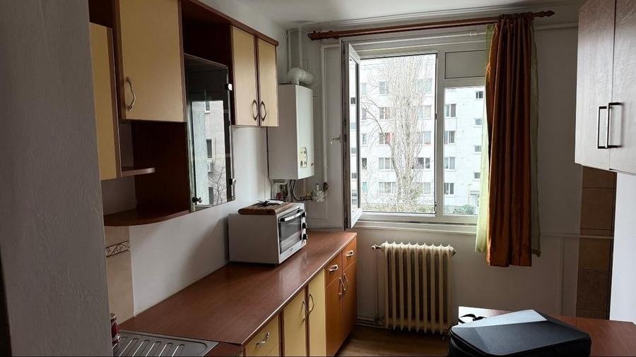 Apartament cu 3 camere decomandat în Titan