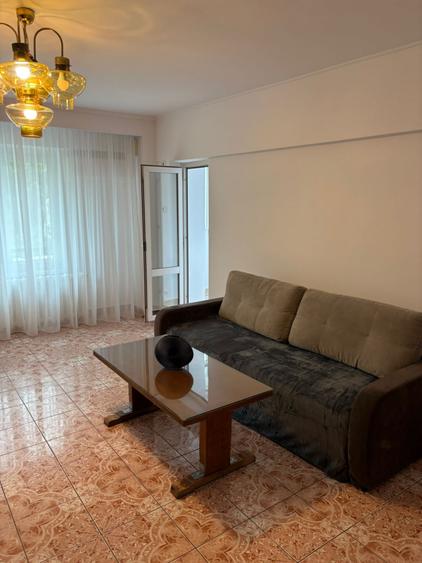 Apartament cu 3 camere decomandat, mobilat în Lujerului