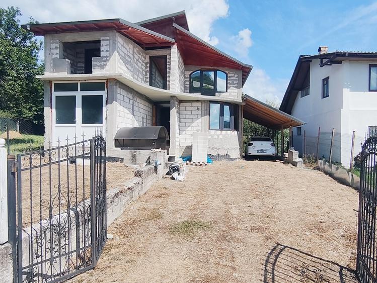 Casă cu 4 camere în Corbșori