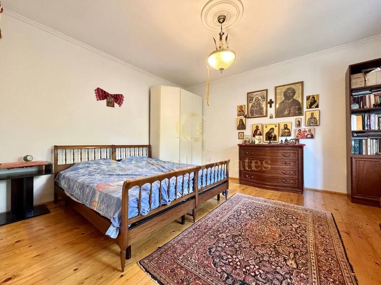 Casă individuală cu 8 camere cu Canalizare în Bucium