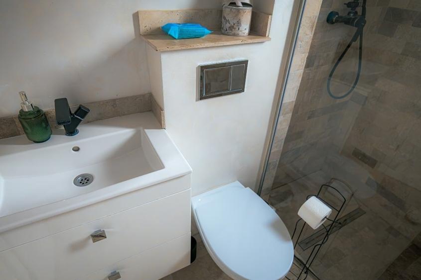 VAND 1/2 CLADIRE CU 6 APARTAMENTE - 11
