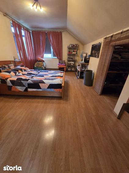 Casă cu 5 camere cu Teren 1800 Mp în Central