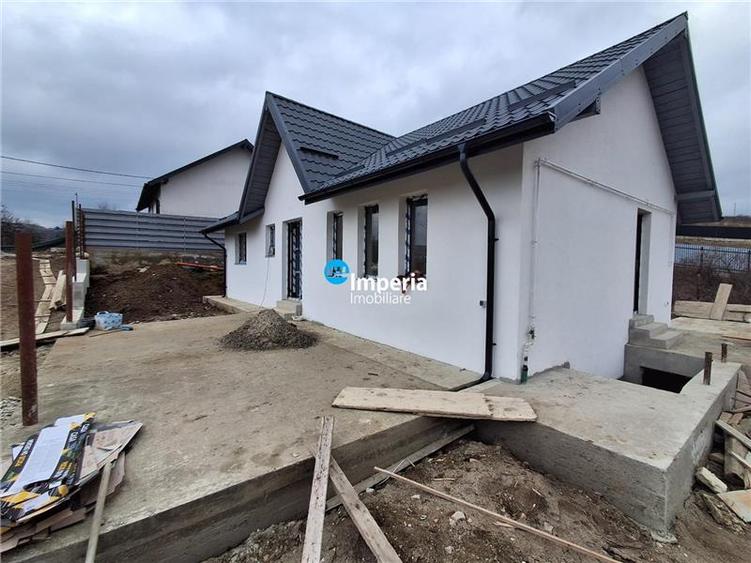 Casă individuală cu 3 camere cu Teren 300 Mp în Bucium