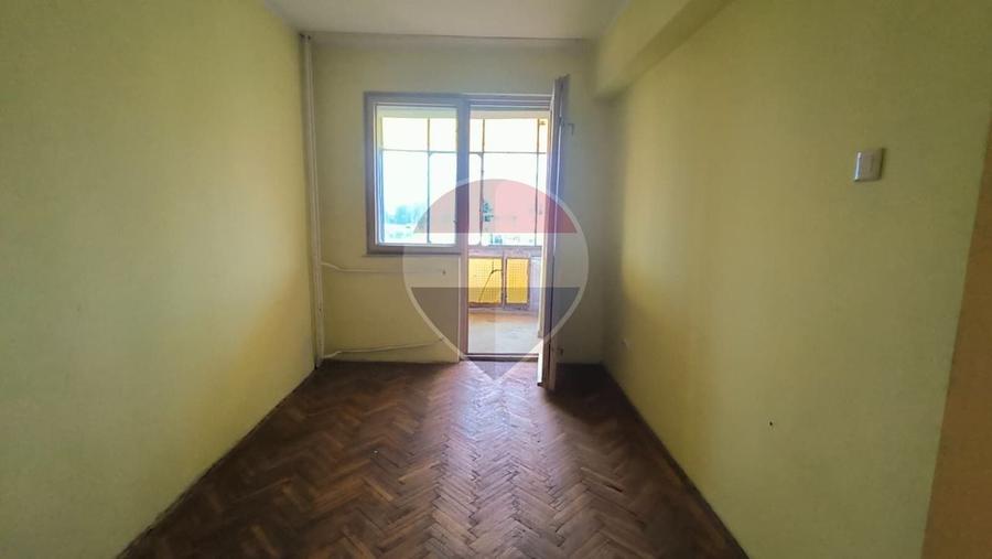 Apartament cu 3 camere decomandat în Micro 13