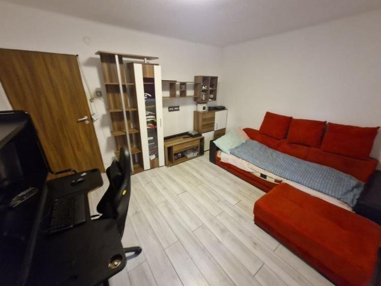 Apartament cu 3 camere decomandat, mobilat în Vitan Mall