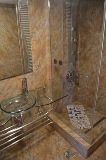 Casă cu 8 camere cu Teren 500 Mp în Central