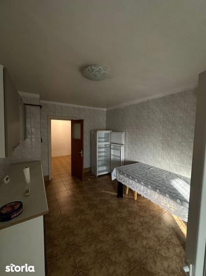 Apartament cu 3 camere în Craiovița Nouă