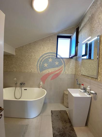 Casă individuală cu 5 camere cu Canalizare în Central