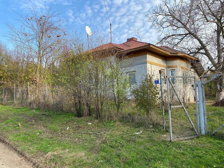 Casă cu 3 camere cu Teren 1500 Mp în Ulmu