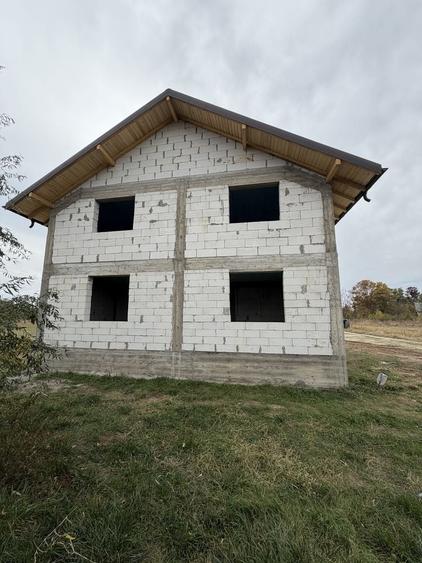 Casă cu 4 camere în Suseni