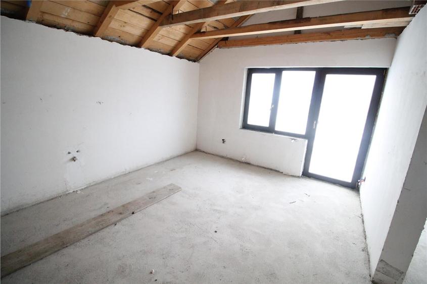 Casă cu 5 camere cu Teren 500 Mp în Holboca
