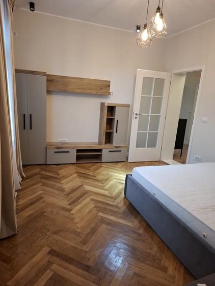 Apartament cu 3 camere semidecomandat în Iași