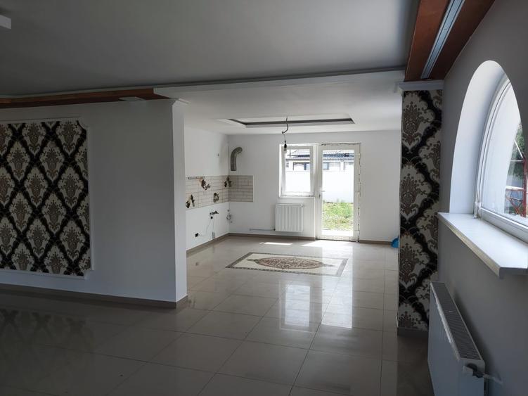 Casă individuală cu 5 camere cu Teren 1100 Mp în Central