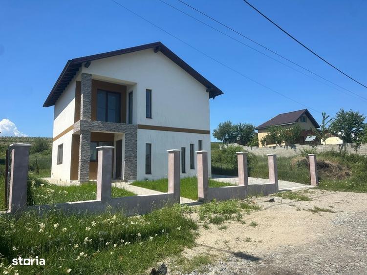 Casă cu 4 camere cu Teren 300 Mp în Câmpenești