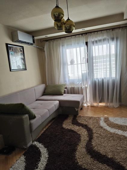 Apartament cu 3 camere semidecomandat în Lipovei
