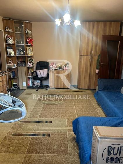 Apartament cu 3 camere semidecomandat, mobilat în Rogerius